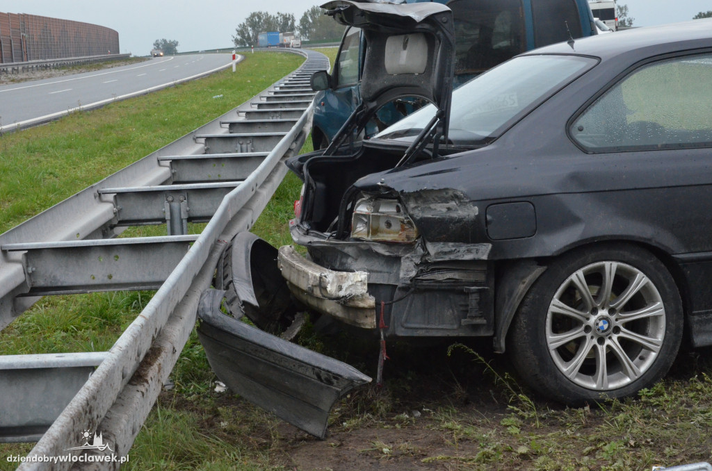 Zderzenie BMW i renault na autostradzie