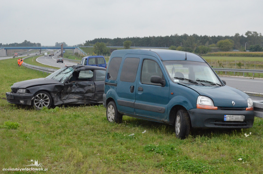 Zderzenie BMW i renault na autostradzie