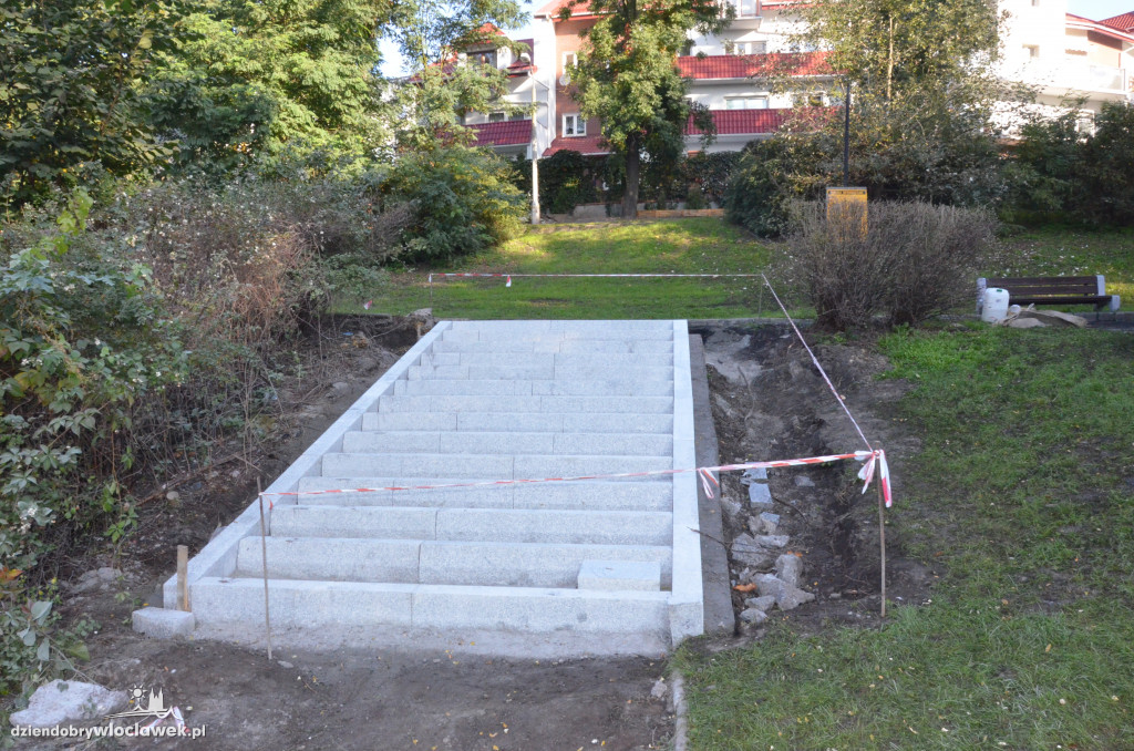 Nowe schody w parku Sienkiewicza
