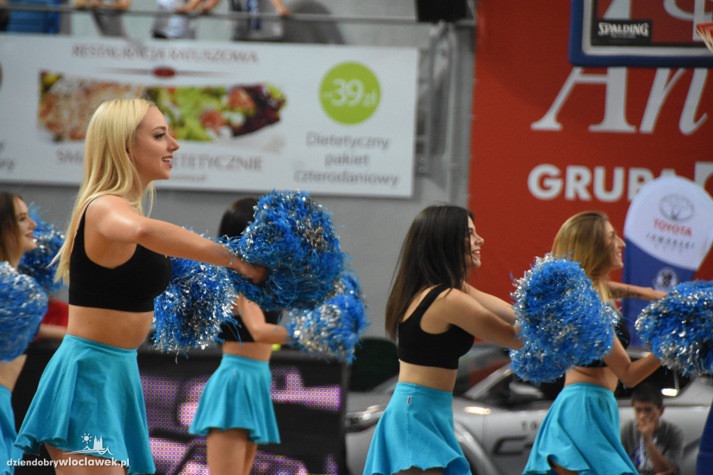 Anwil Dance Team na meczu z AZS-em