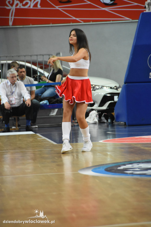 Anwil Dance Team na meczu z AZS-em
