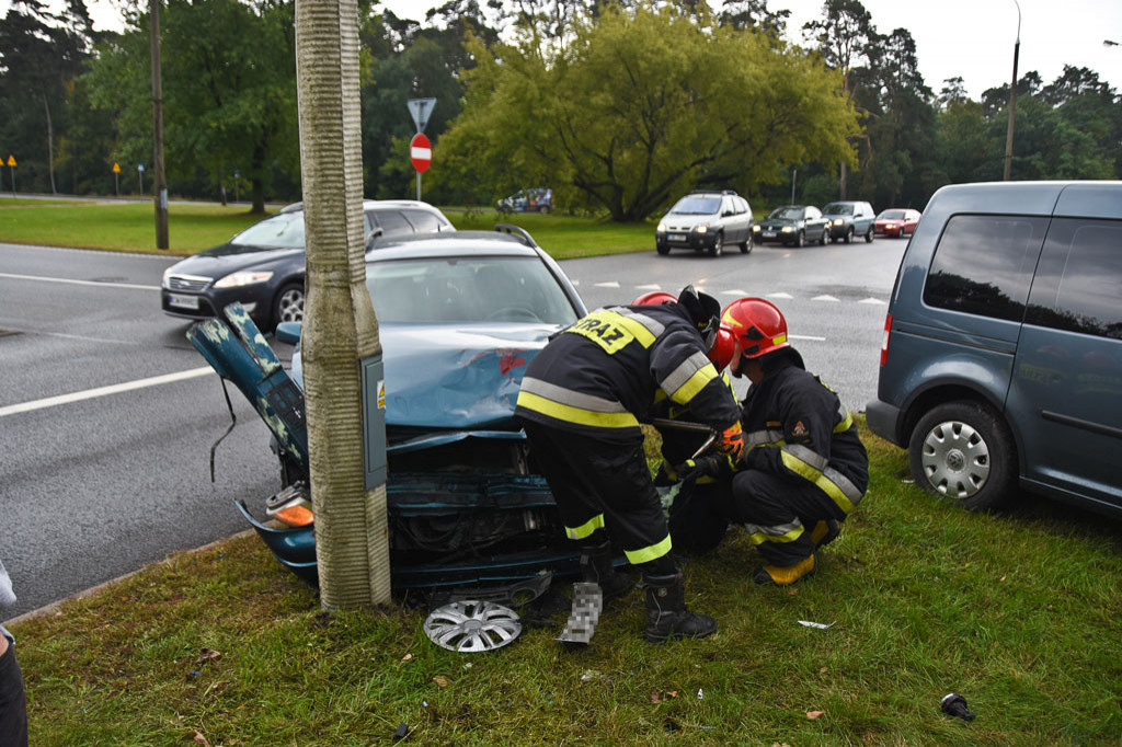 Groźnie wyglądająca kolizja opla i vw
