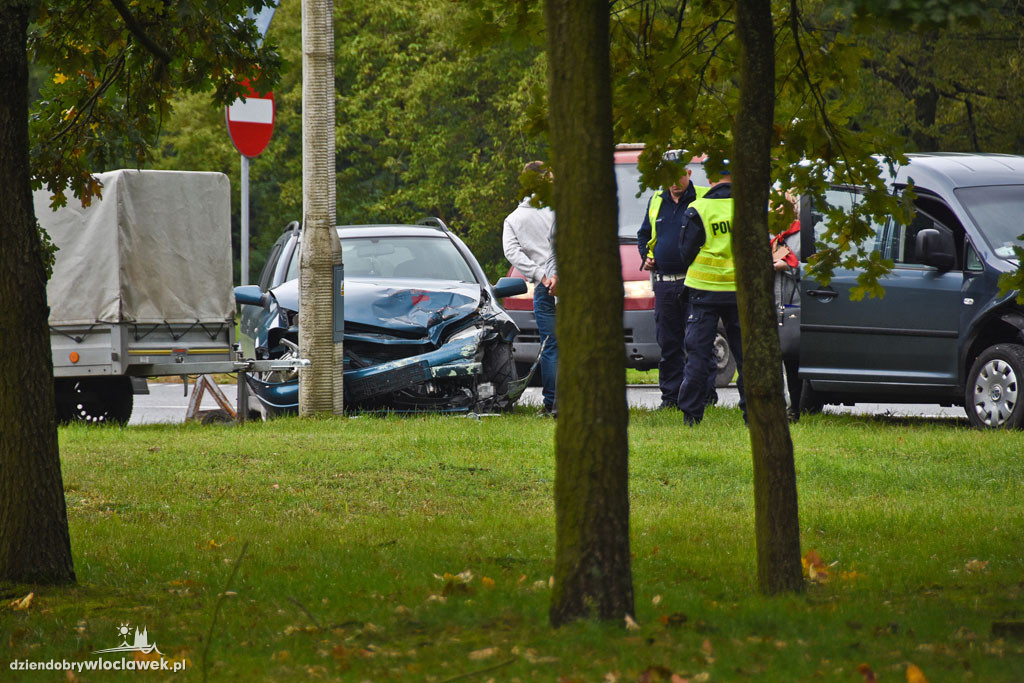 Groźnie wyglądająca kolizja opla i vw