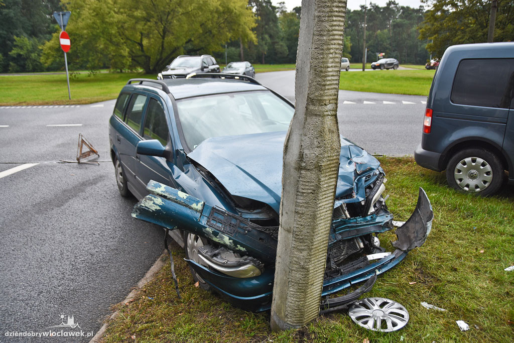 Groźnie wyglądająca kolizja opla i vw