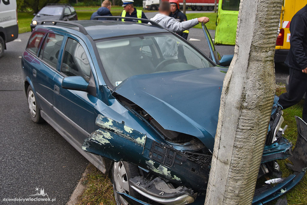 Groźnie wyglądająca kolizja opla i vw