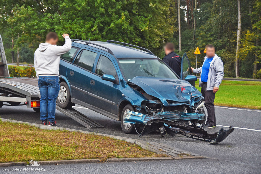 Groźnie wyglądająca kolizja opla i vw