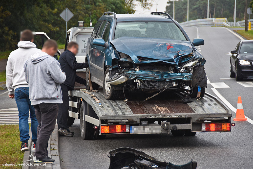 Groźnie wyglądająca kolizja opla i vw