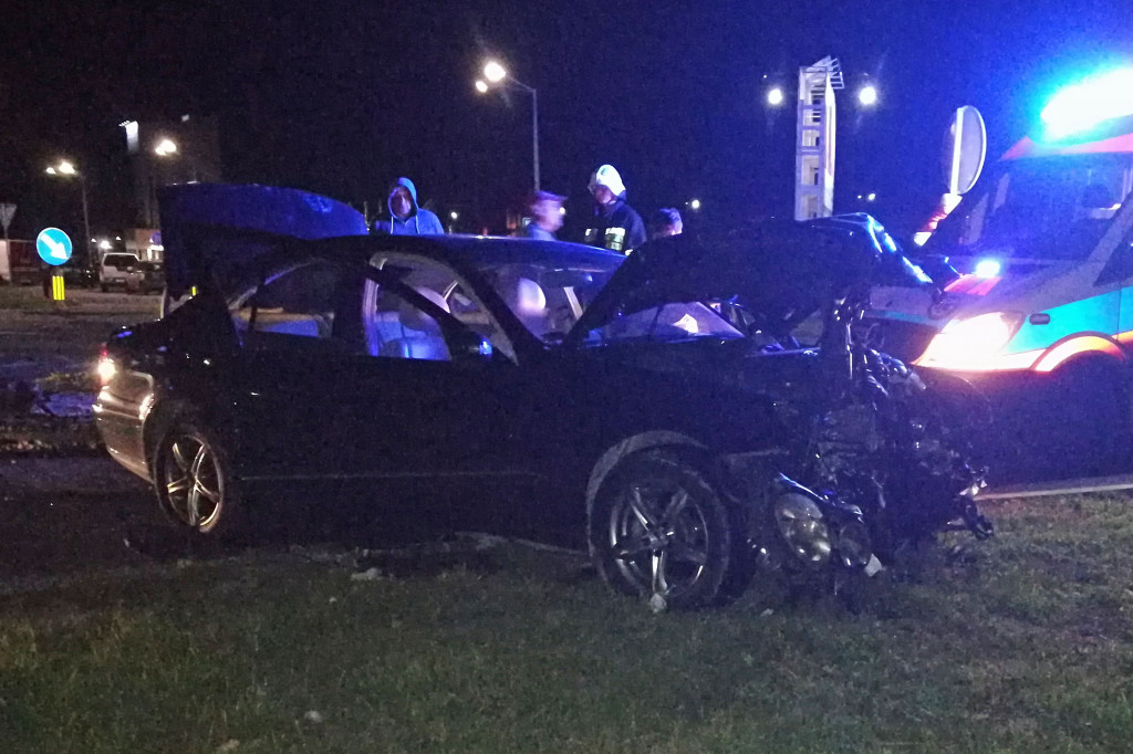 Wypadek z udziałem toyoty i mercedesa