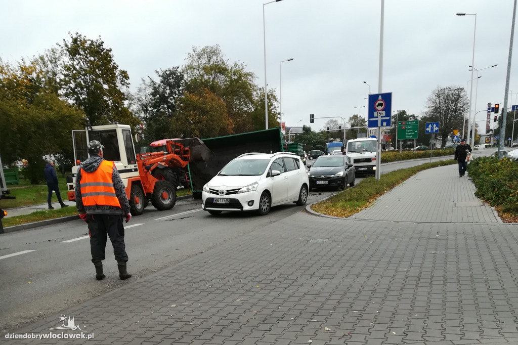 Przyczepa przewróciła się na Wienieckiej