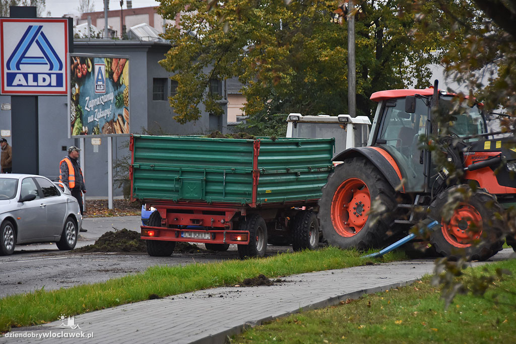 Przyczepa przewróciła się na Wienieckiej