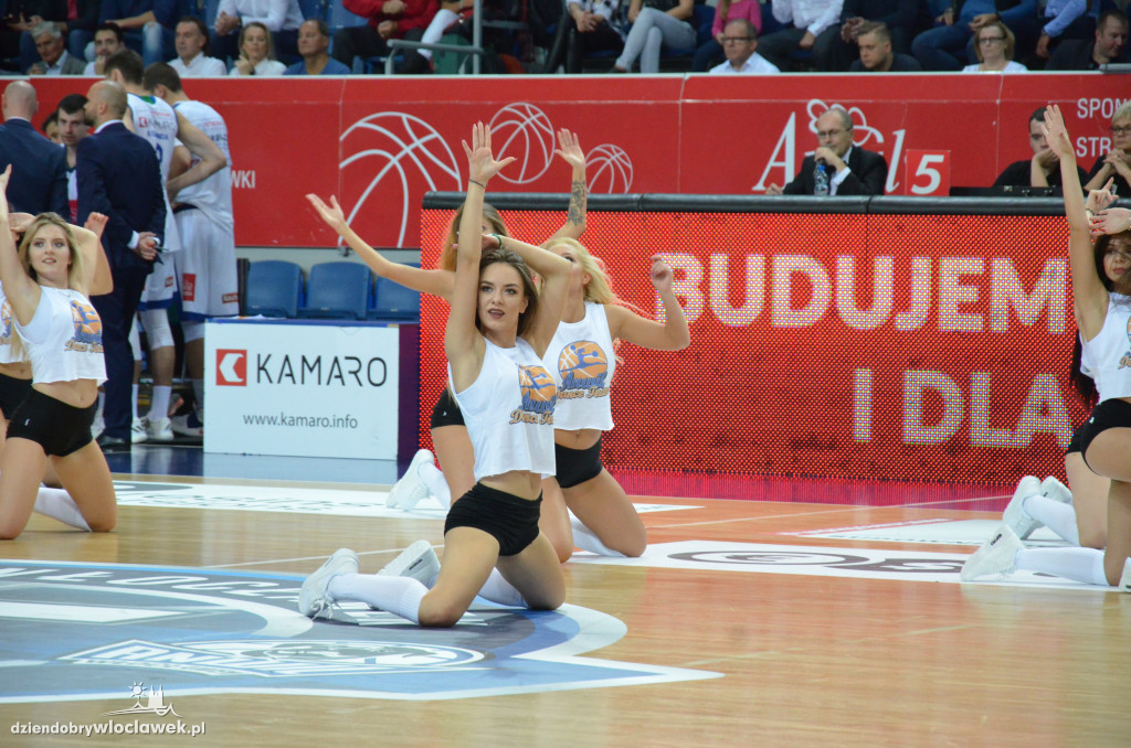 Anwil Dance Team podczas meczu z Rosą