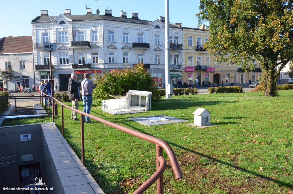 Samochód wjechał na szalet