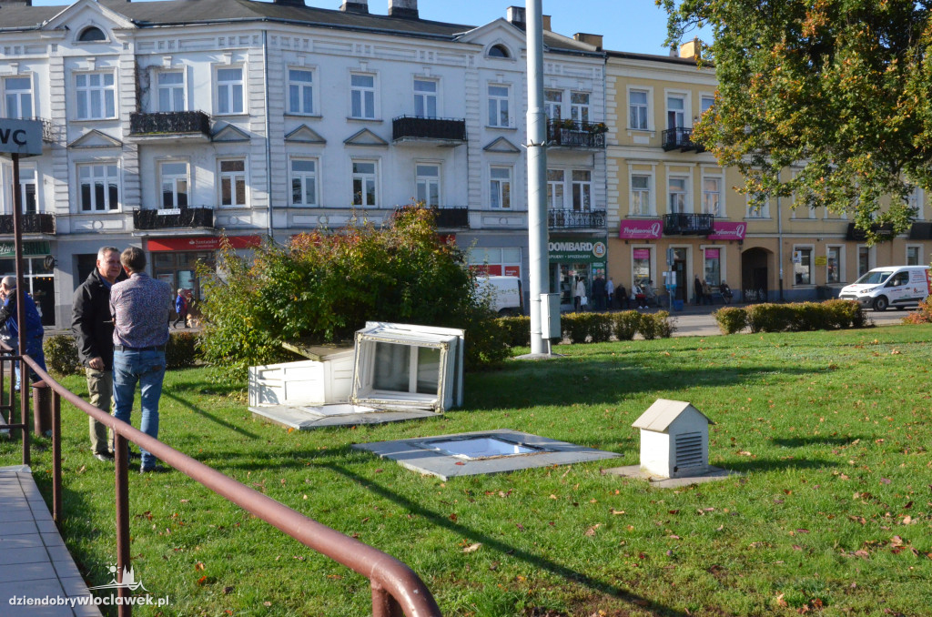 Samochód wjechał na szalet