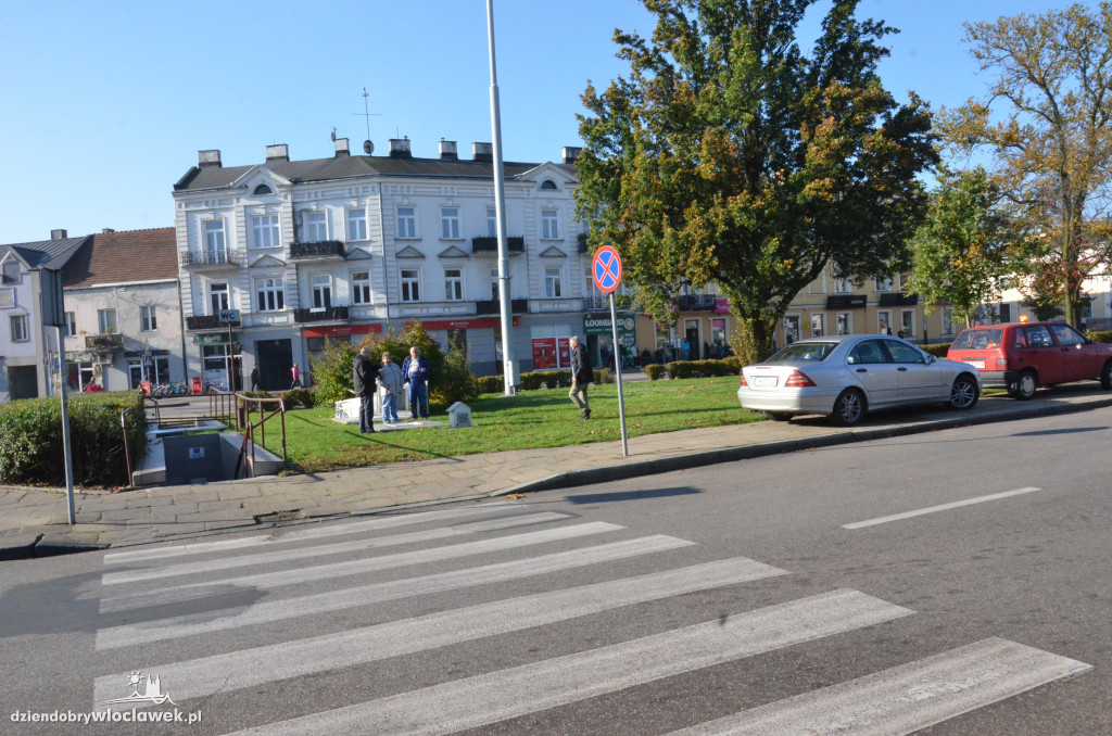 Samochód wjechał na szalet