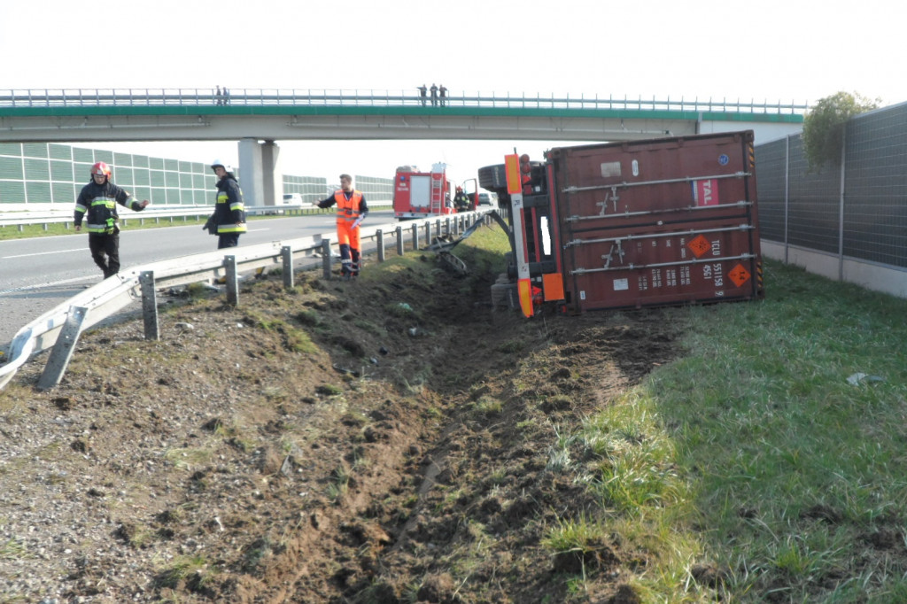 Na A1 wywróciła się ciężarówka