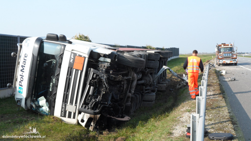 Na A1 wywróciła się ciężarówka