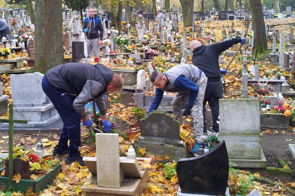 Młodzież z MOW sprzątała na cmentarzu