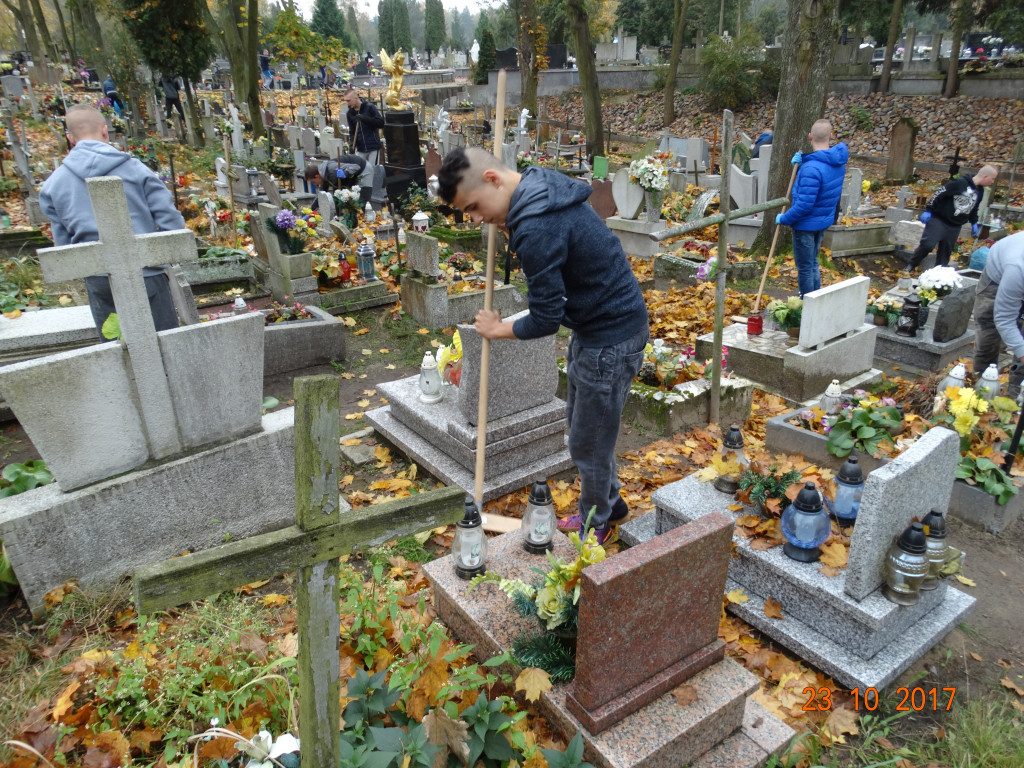 Młodzież z MOW sprzątała na cmentarzu