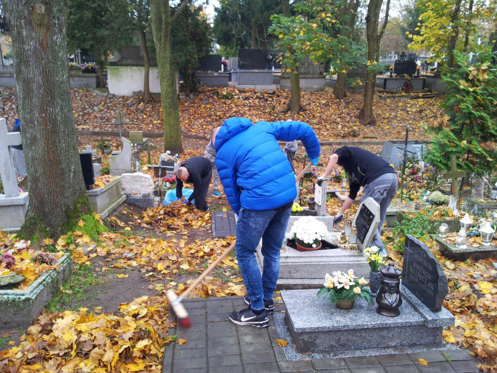Młodzież z MOW sprzątała na cmentarzu