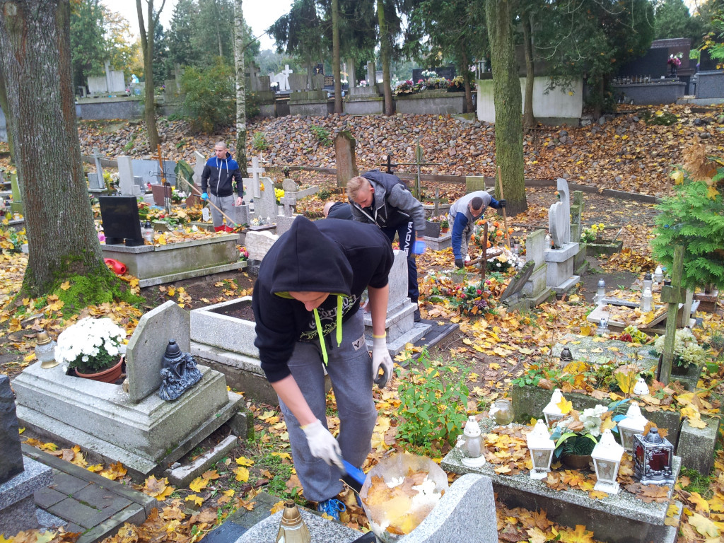 Młodzież z MOW sprzątała na cmentarzu