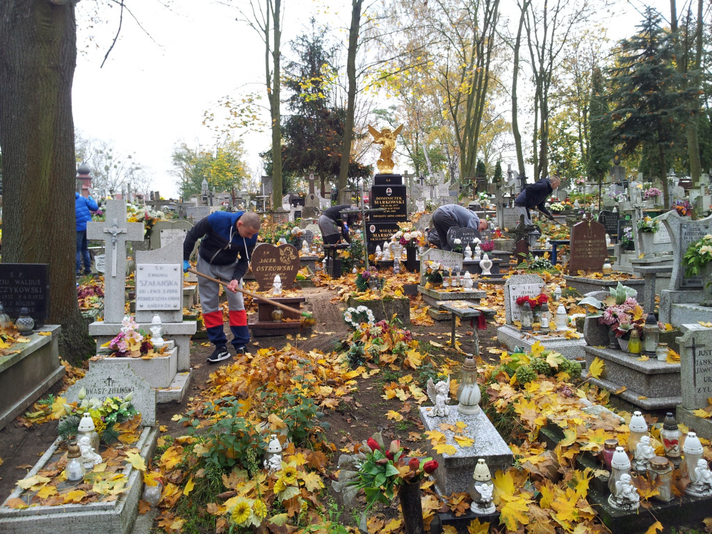 Młodzież z MOW sprzątała na cmentarzu