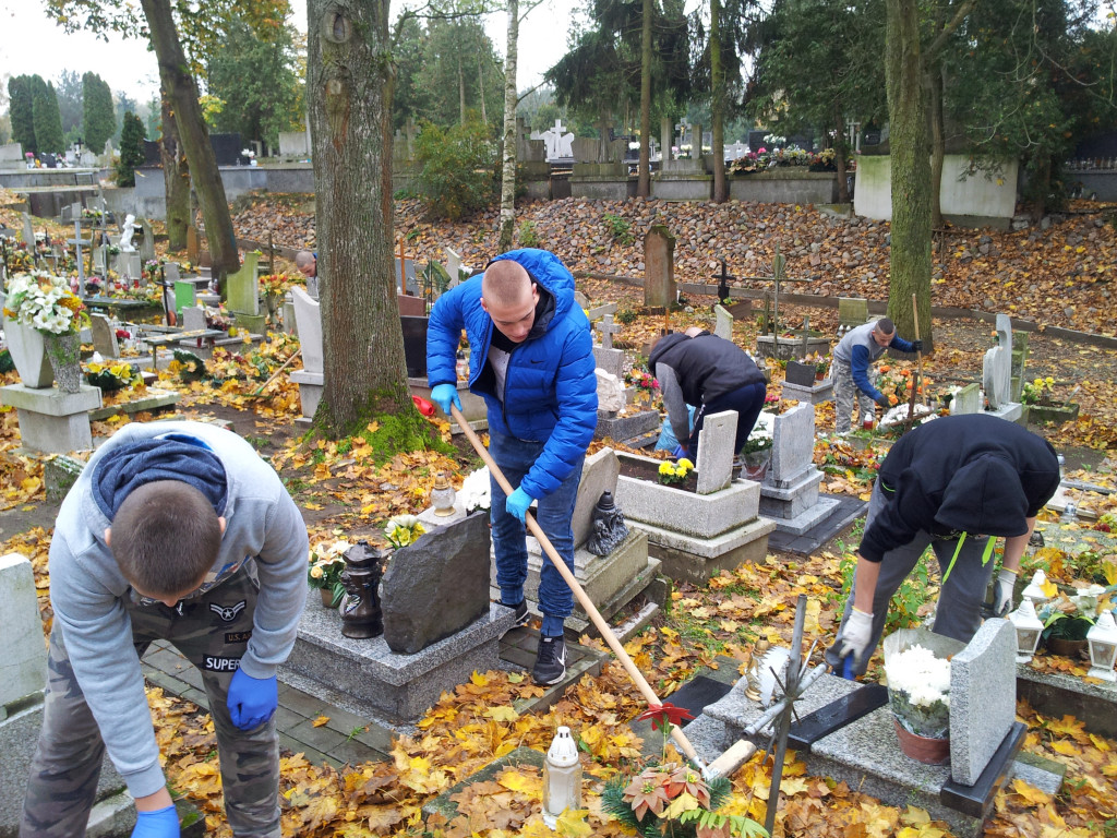 Młodzież z MOW sprzątała na cmentarzu