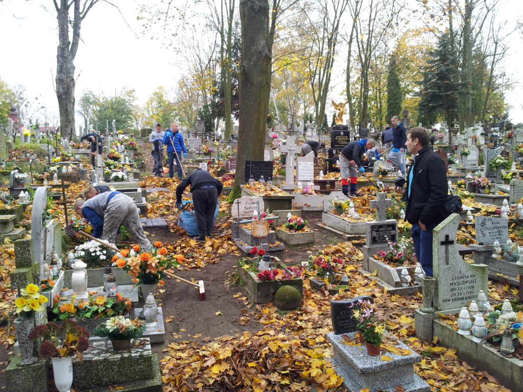 Młodzież z MOW sprzątała na cmentarzu