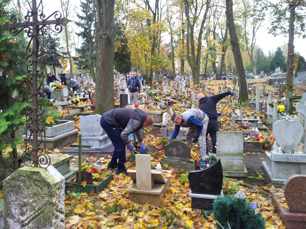 Młodzież z MOW sprzątała na cmentarzu
