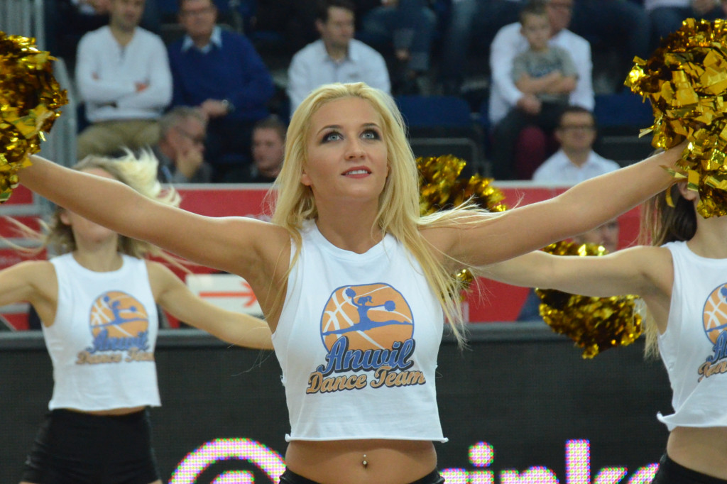 Anwil Dance Team na meczu z Czarnymi