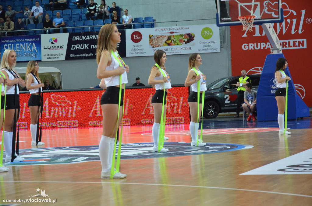 Anwil Dance Team na meczu z Czarnymi