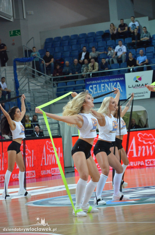 Anwil Dance Team na meczu z Czarnymi
