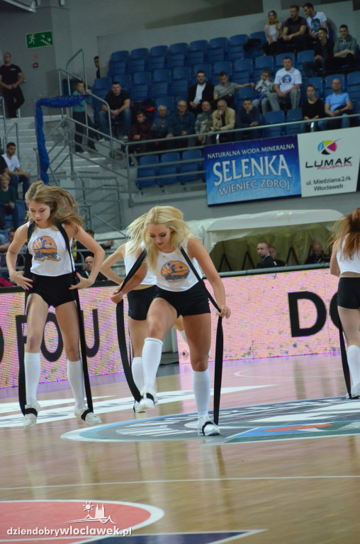 Anwil Dance Team na meczu z Czarnymi
