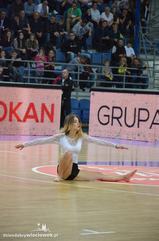 Anwil Dance Team na meczu z Czarnymi