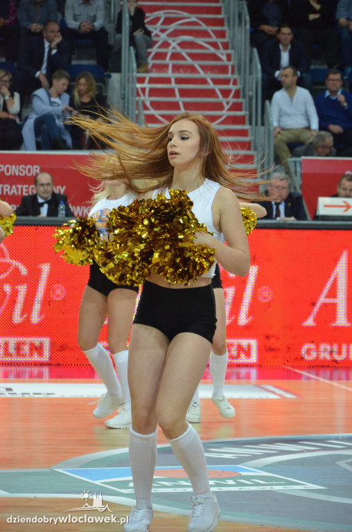 Anwil Dance Team na meczu z Czarnymi