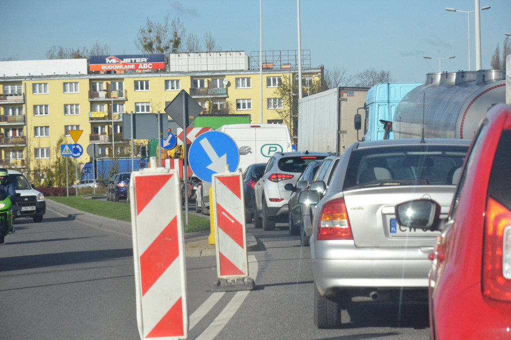 Zaczęły się korki przy cmentarzu