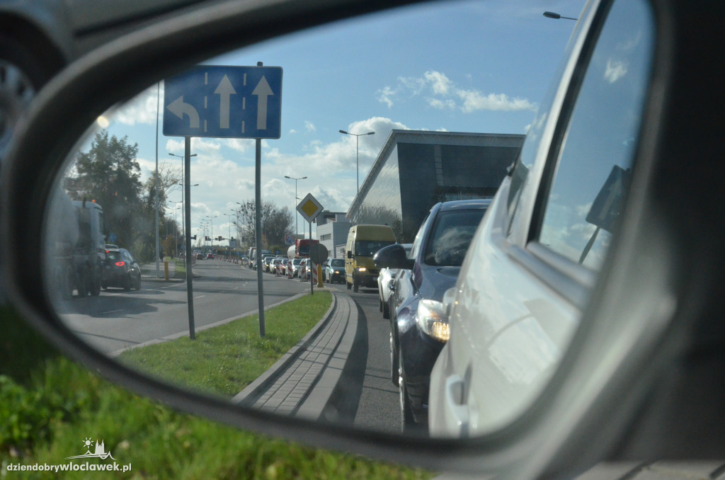 Zaczęły się korki przy cmentarzu