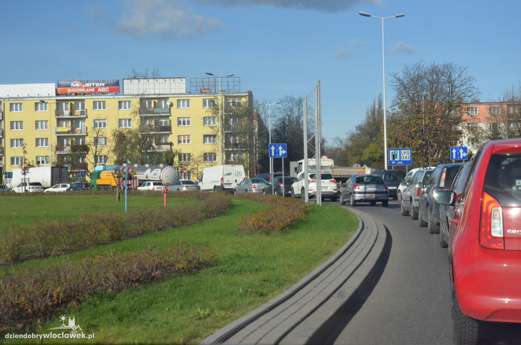 Zaczęły się korki przy cmentarzu