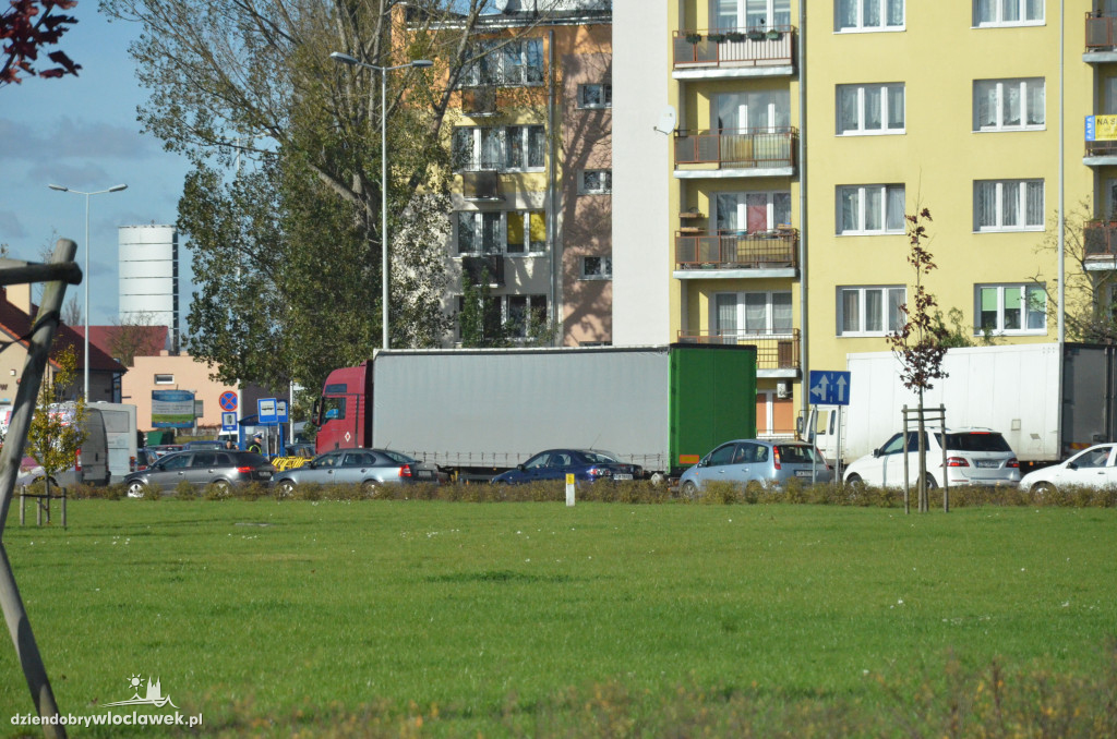 Zaczęły się korki przy cmentarzu