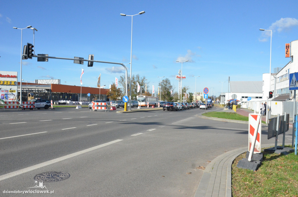 Zaczęły się korki przy cmentarzu