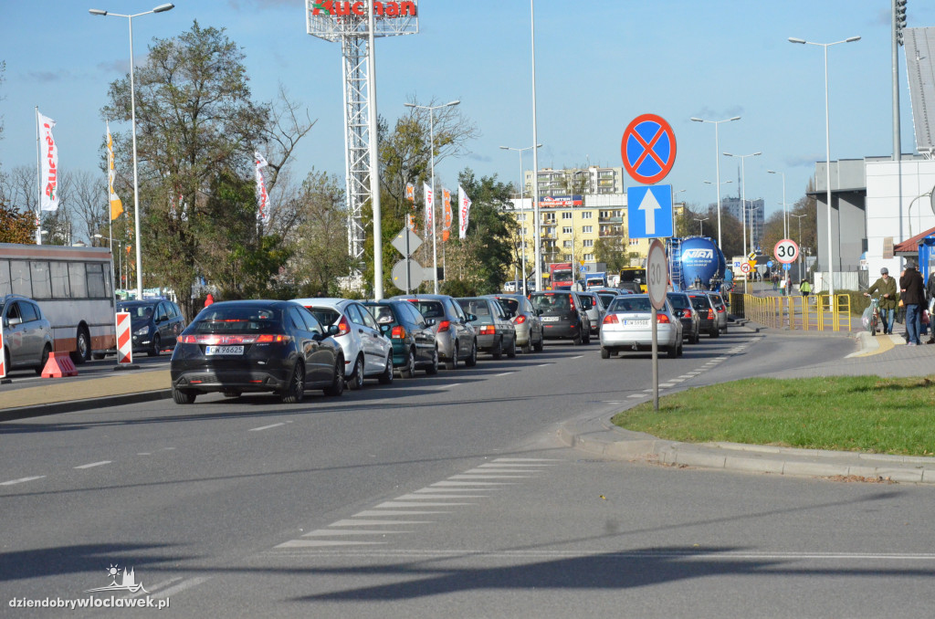 Zaczęły się korki przy cmentarzu