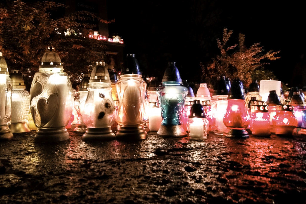 Wszystkich Świętych nocą