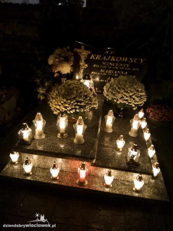 Wszystkich Świętych nocą