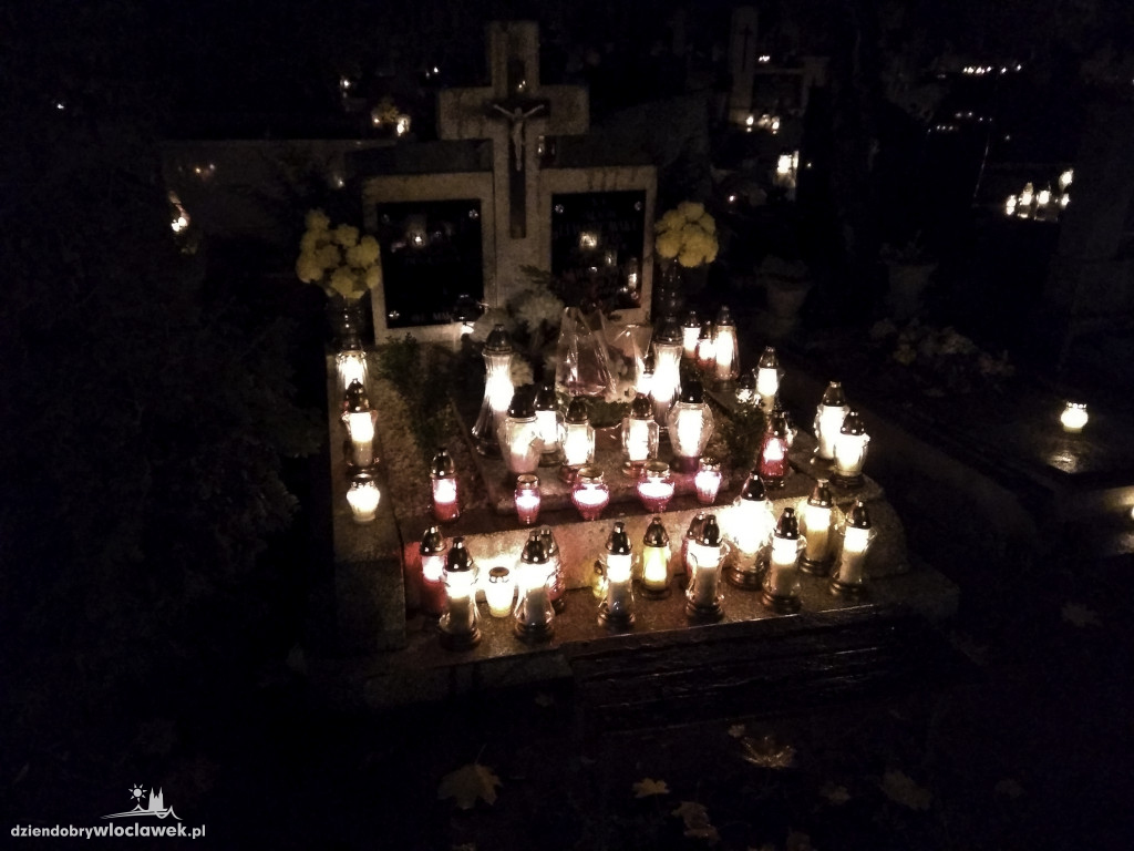 Wszystkich Świętych nocą
