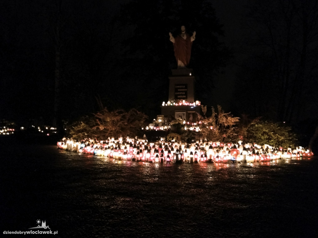 Wszystkich Świętych nocą