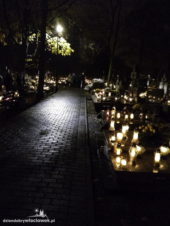 Wszystkich Świętych nocą