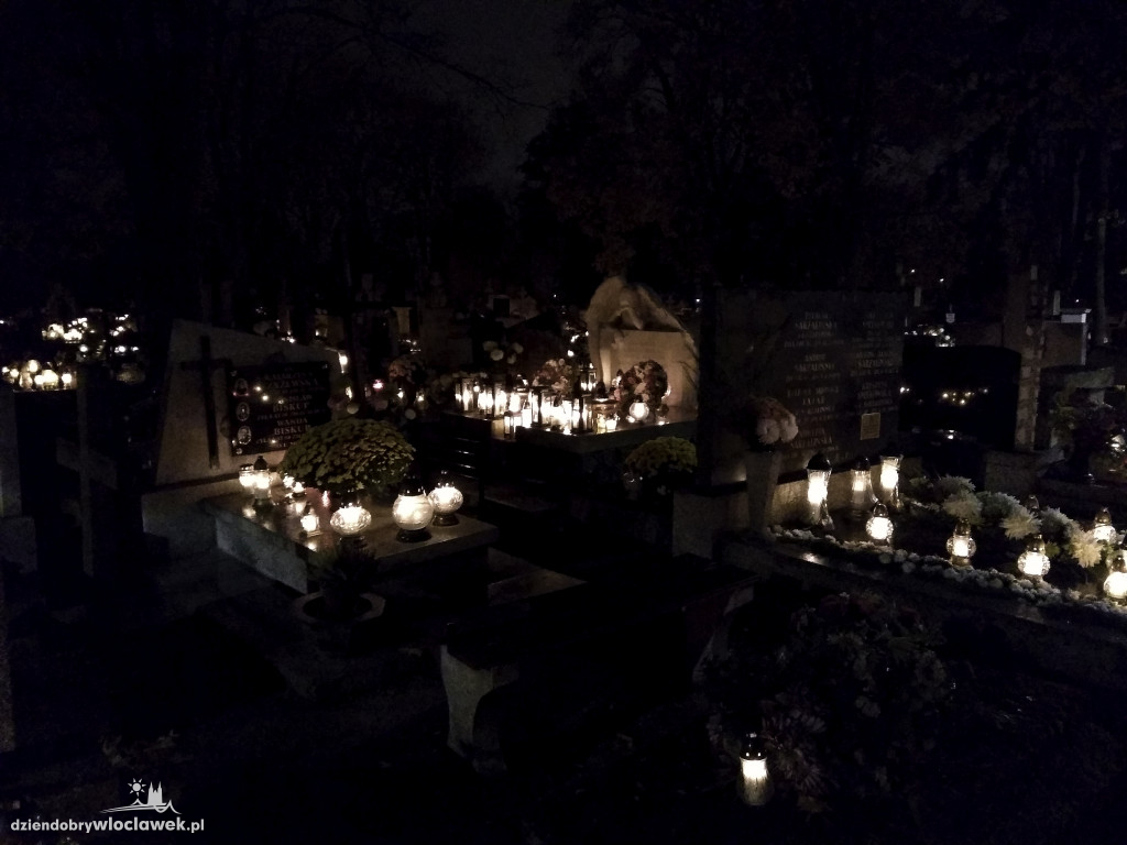 Wszystkich Świętych nocą