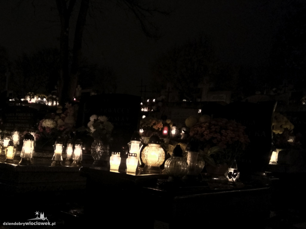 Wszystkich Świętych nocą