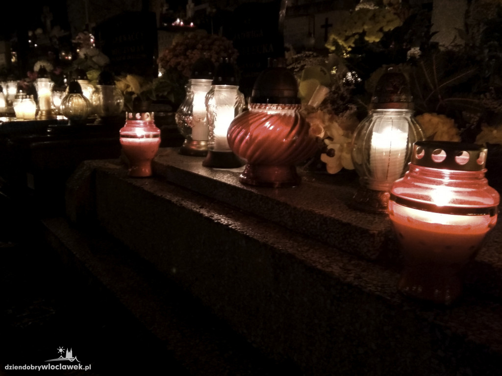 Wszystkich Świętych nocą
