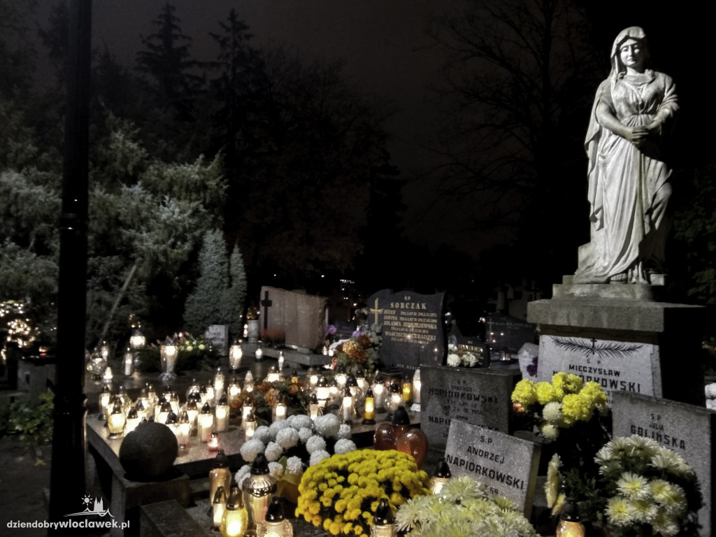 Wszystkich Świętych nocą