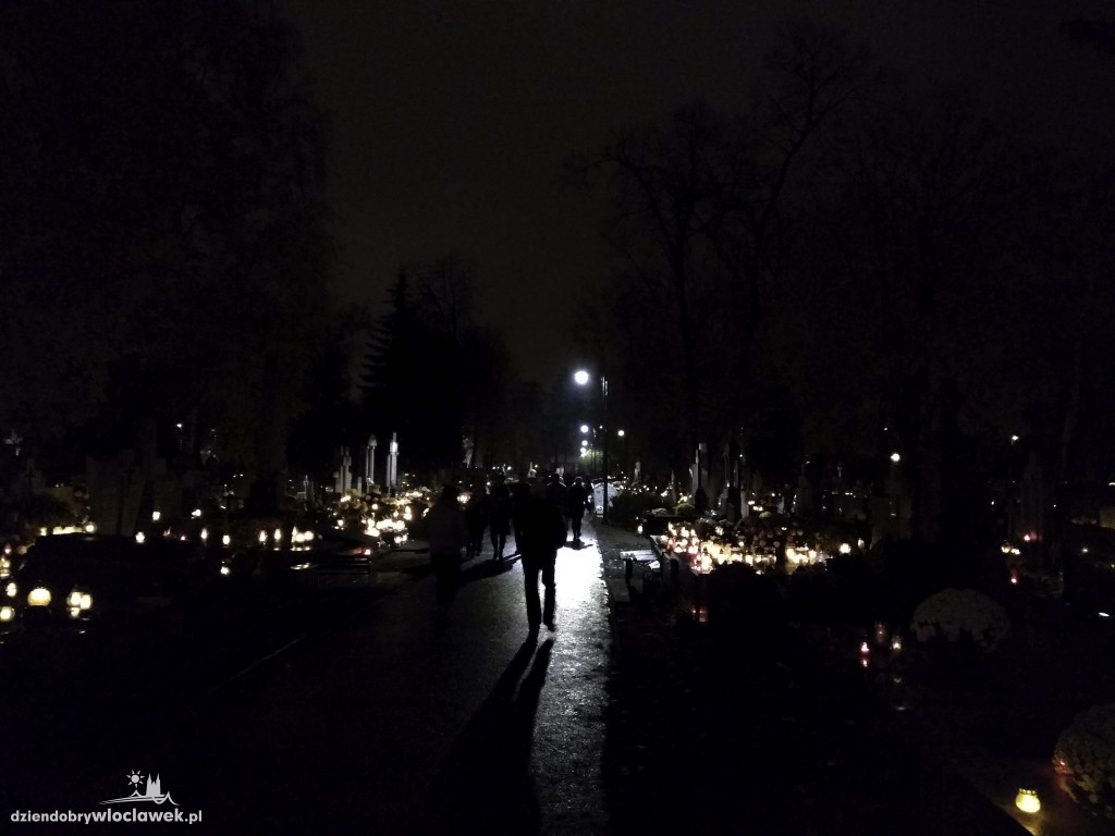 Wszystkich Świętych nocą